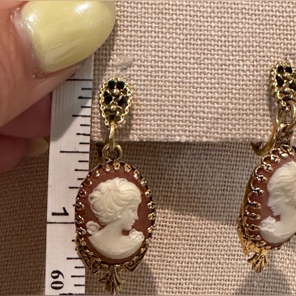 Vintage Cameo adjustable screw spring back earrings Gorgeous - Picture 3 of 8